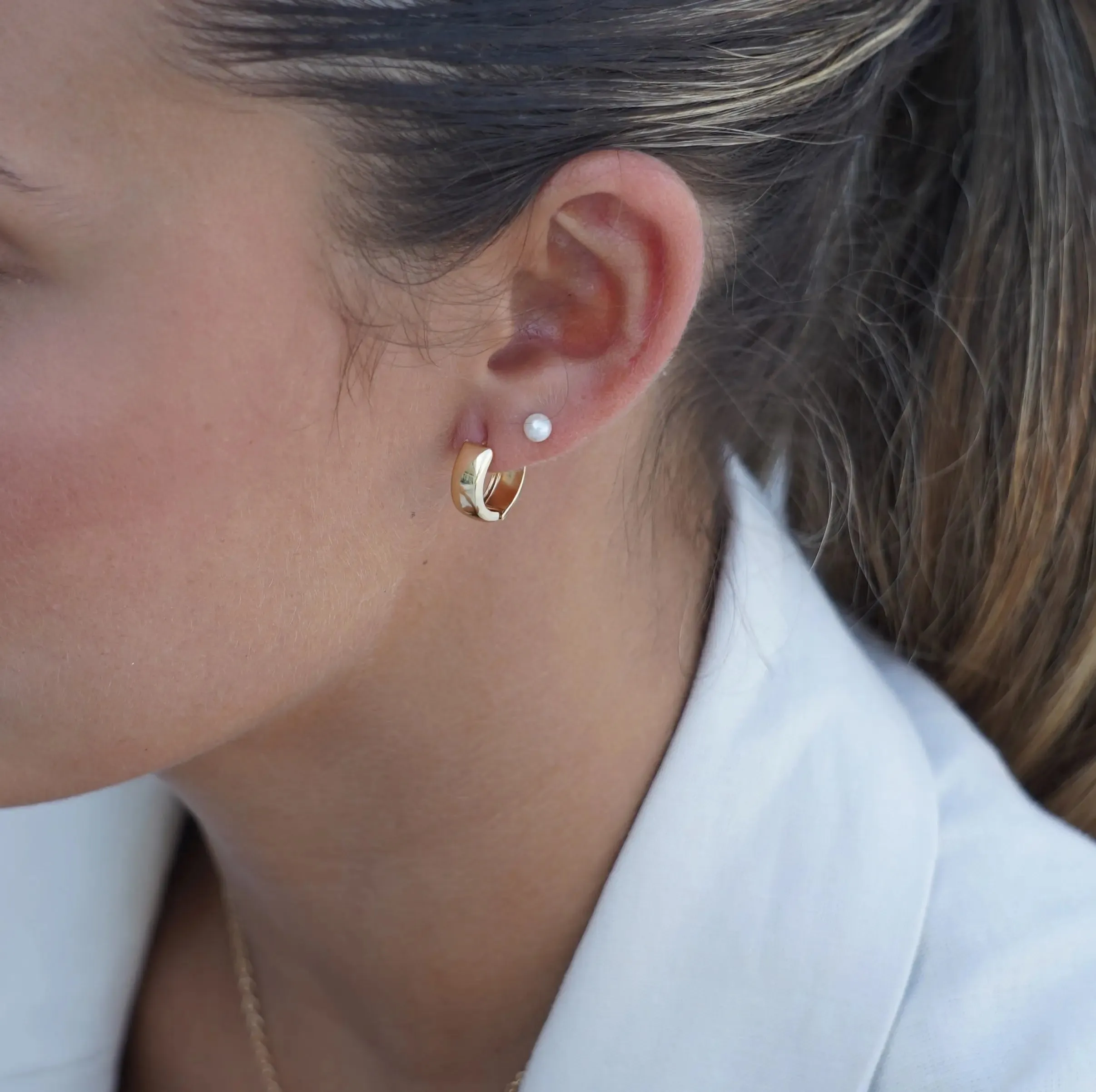18K Solid Yellow Gold Polished Hinged Huggie Earrings