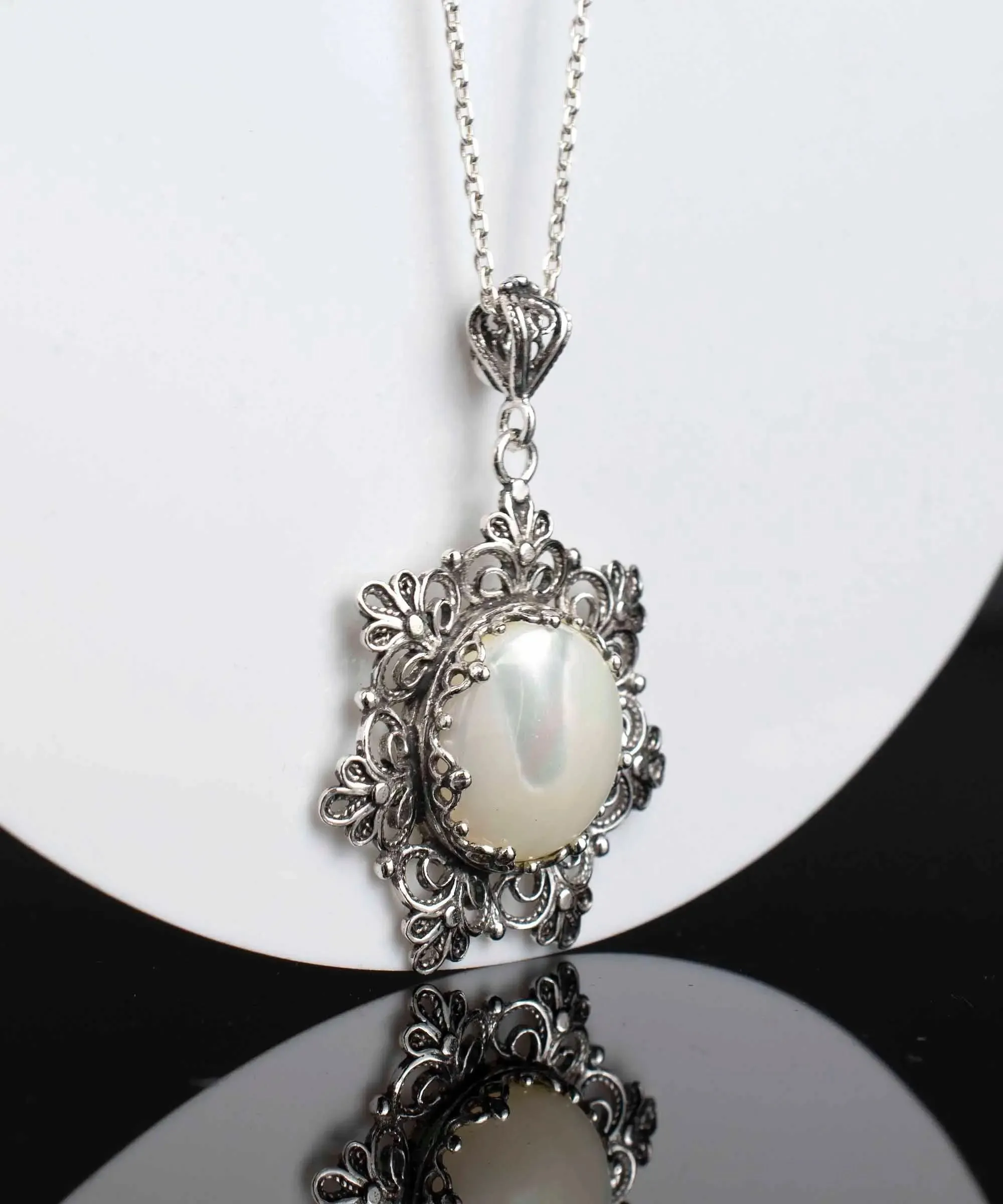 Filigree Silver Flower Figured Mother of Pearl Gemstone Woman Pendant Necklace