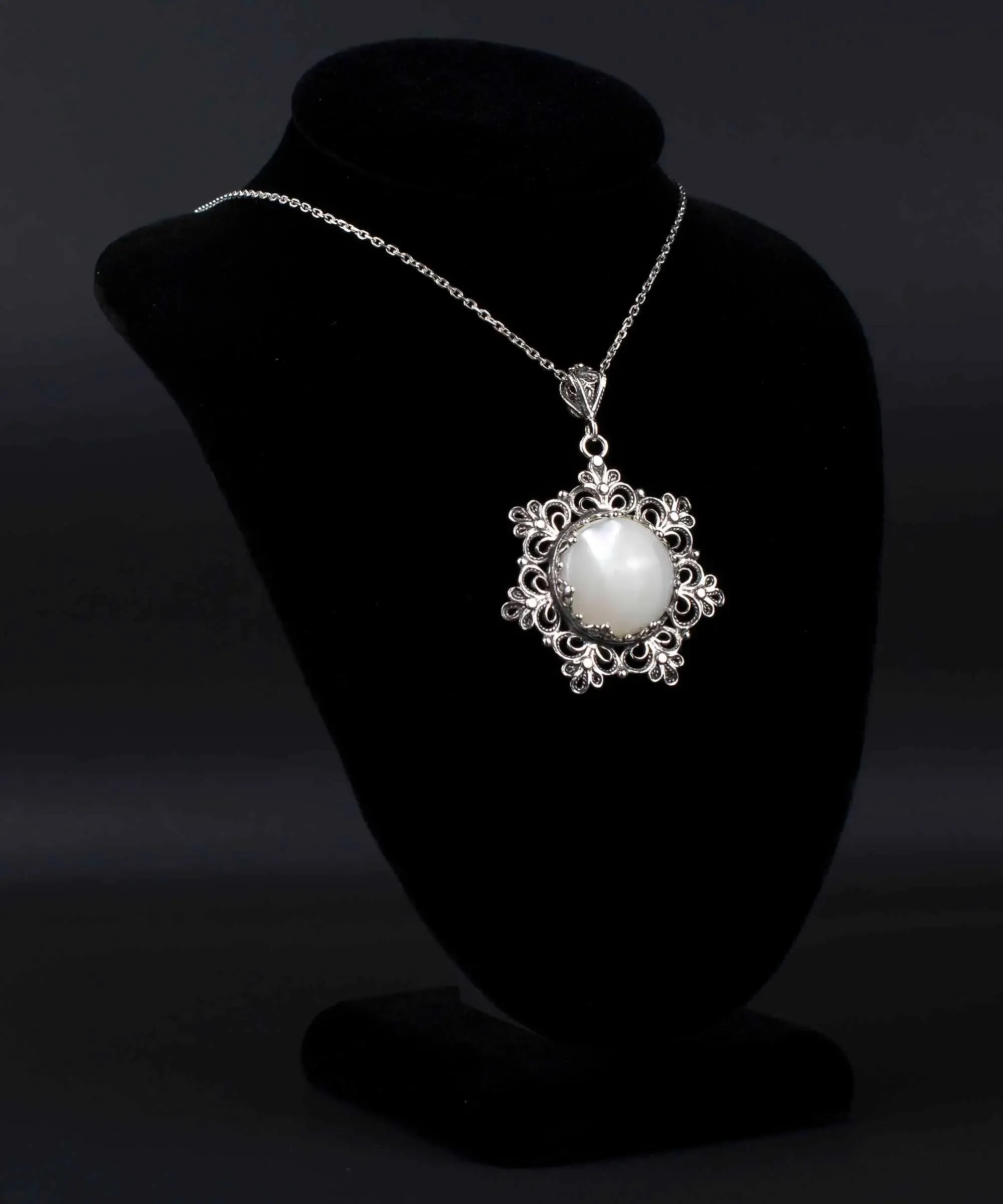 Filigree Silver Flower Figured Mother of Pearl Gemstone Woman Pendant Necklace
