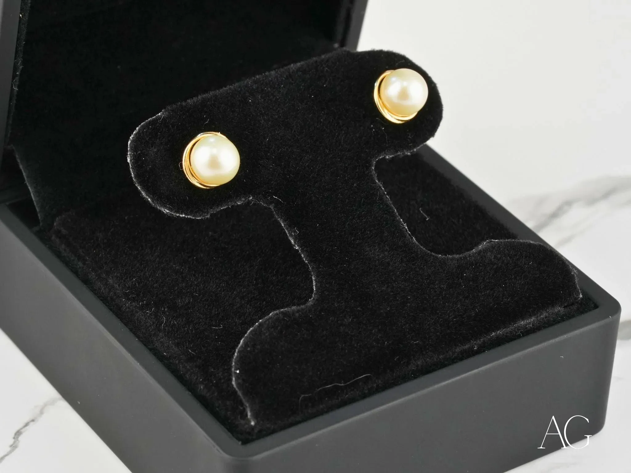 Timeless Radiance – 18K Gold Pearl Stud Earrings