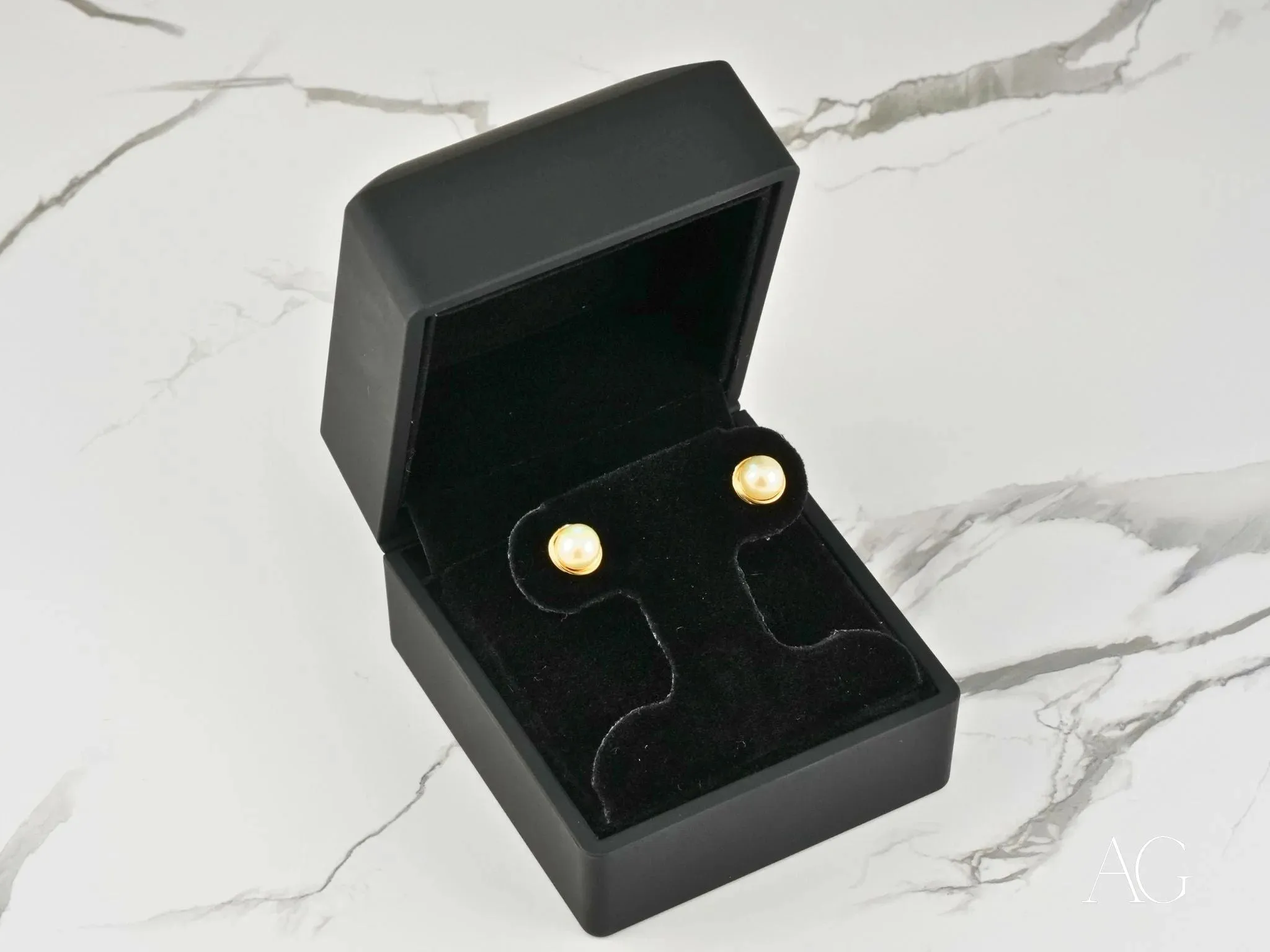 Timeless Radiance – 18K Gold Pearl Stud Earrings