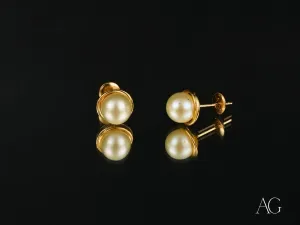 Timeless Radiance – 18K Gold Pearl Stud Earrings