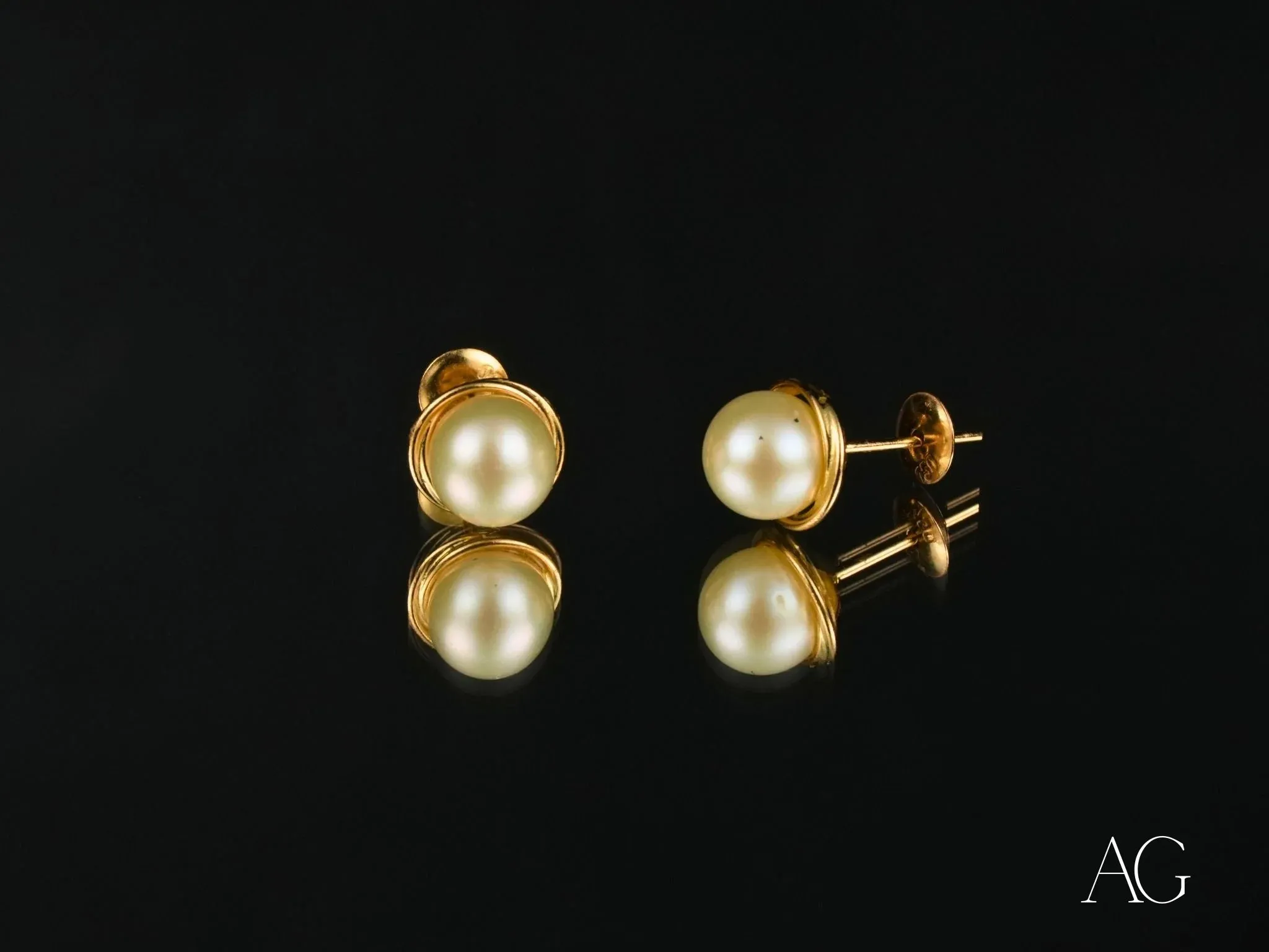 Timeless Radiance – 18K Gold Pearl Stud Earrings